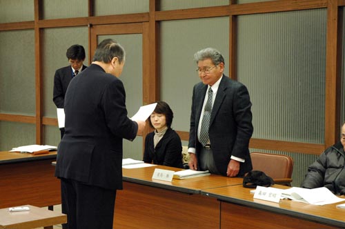 南野市長が委員に委嘱状を手渡しました