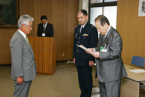 市長と協力本部長から委嘱状が交付されました