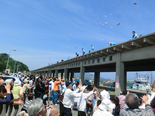 餅まきには来場者全員が参加