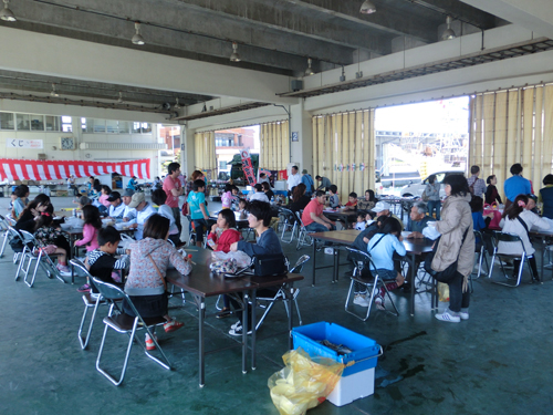 バザーの食べ物でお昼を過ごす来場者でいっぱいに