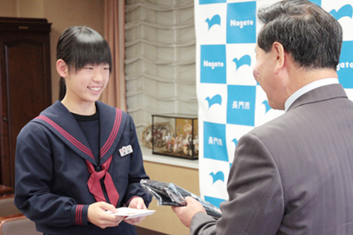 激励費を受け取る溝部さん