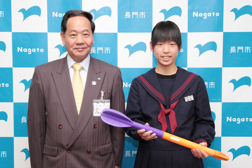 競技で使用するターボジャブを持つ溝部さん（右）