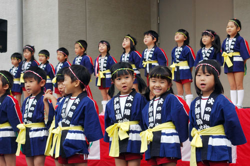 保育園児による歌と踊りで幕を開けました