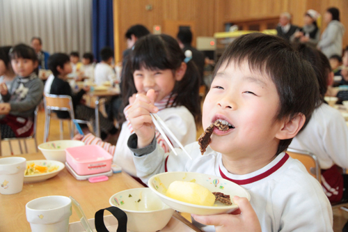 おいしそうに頬張る園児