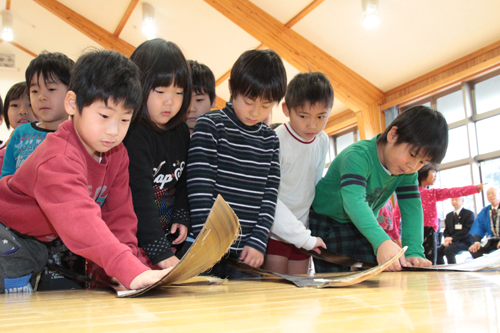 クジラのひげを珍しそうに見つめる