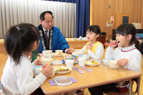 大西市長と会話を楽しみながら竜田揚げをいただく