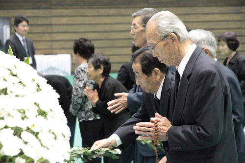 戦没者に対して手を合わせる参列者