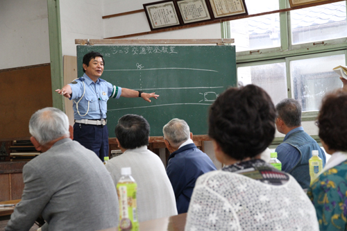 交通事故について学ぶ参加者（撮影：池信融也）