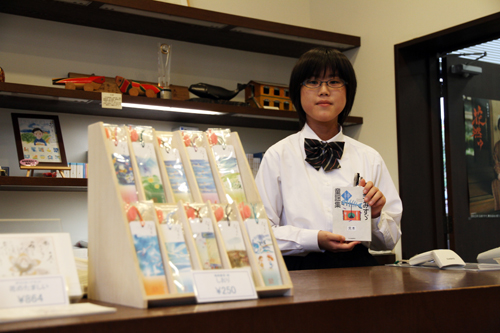 金子みすゞ記念館で実習を行った萩原碧さん（撮影：池信融也）