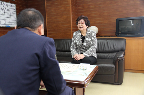 受賞について、話す長井さん