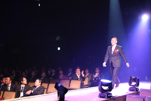 歴代会長が花道から登場