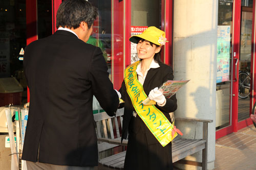 交通安全アテンダントの境田さつきさんも街頭に立つ