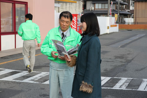 一人ひとりに手渡す