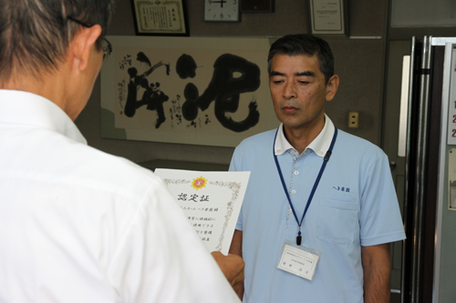 認定証の交付のようす