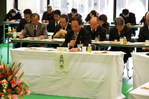 発言する大西市長