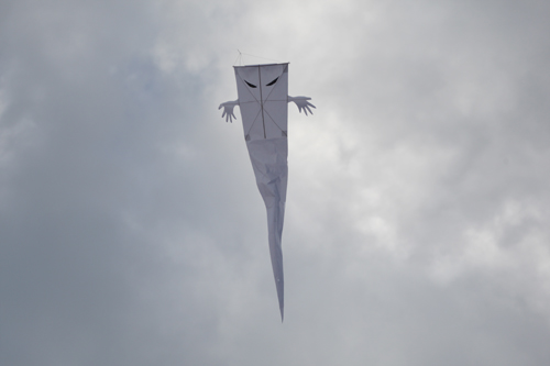 一反木綿（いったんもめん）も大空を舞う