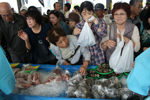 魚の直売のようす