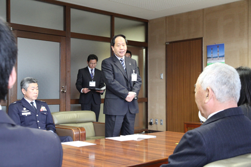 ２人を激励する大西市長