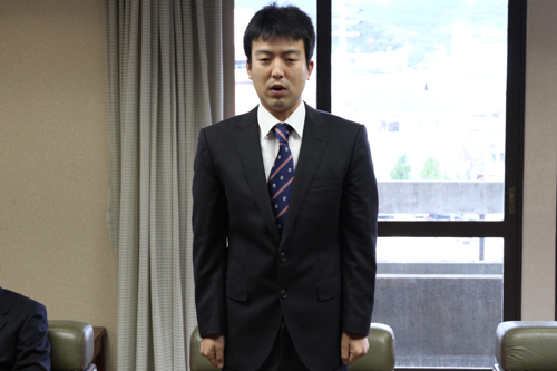お礼の言葉を述べる山下さん