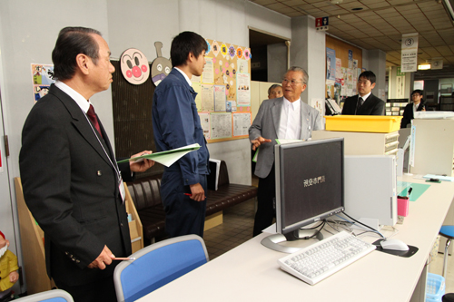 配置図にメモを取りながら庁舎を見学