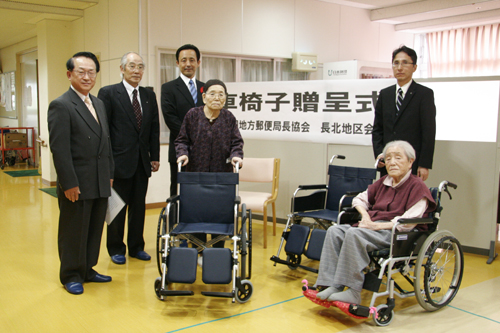 贈呈された車いす