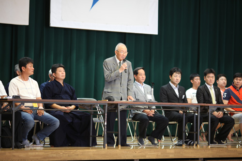 交流会であいさつする藤田平二長門剣道連盟会長