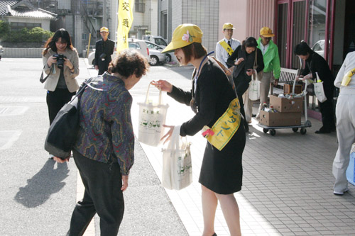 交通安全を呼びかけながら手渡した