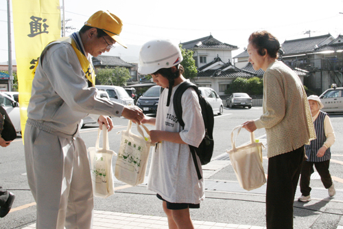 子どもたちにも呼びかける参加者