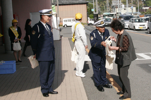 警察官からグッズの説明