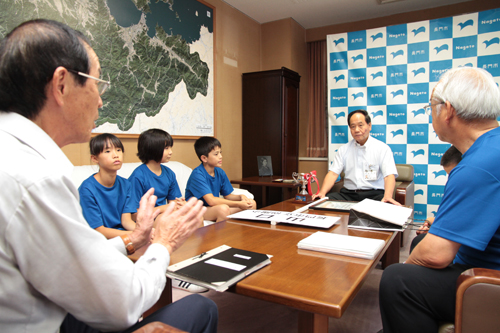大会のようすを市長に説明