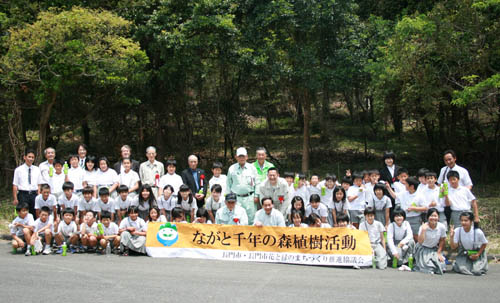 参加した児童らと記念撮影