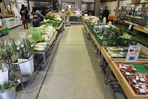 白菜やかぶ、キャベツ、いちごなどが並ぶ旬市場