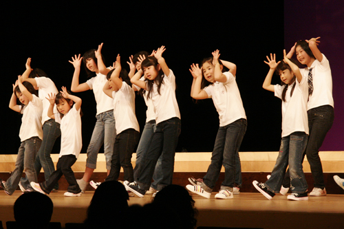 ダンスを踊りながら合唱
