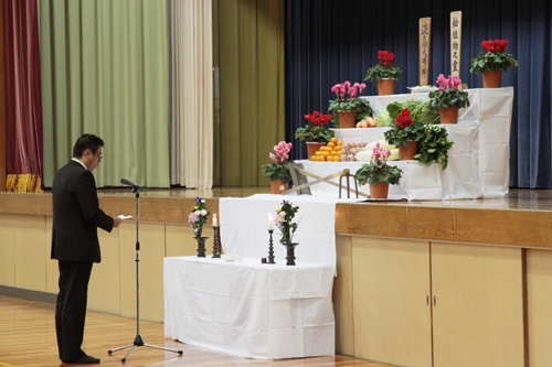 祭壇の前で祭文を朗読する清水校長