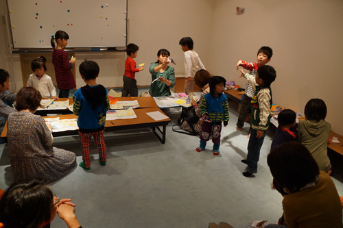 紙ヒコーキ作りを楽しむ子どもたち
