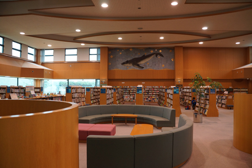 長門市立図書館の館内のようす