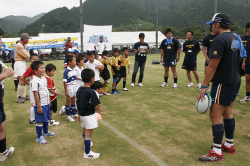 選手たちとふれあう子どもたち