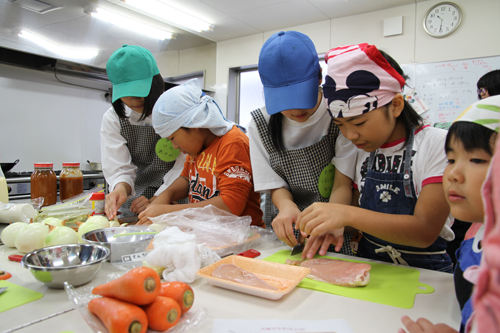 高校生の指導で、料理を行う