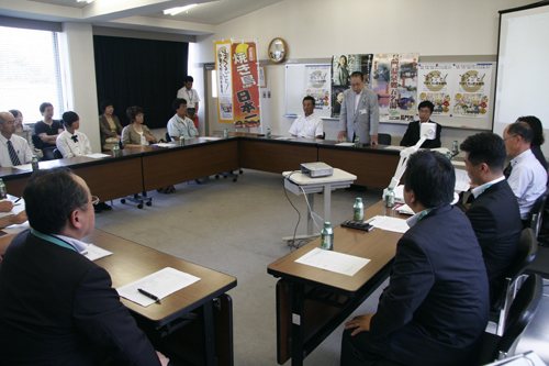 あいさつを述べる南野市長