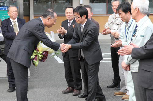 職員とがっちり握手