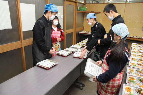 弁当詰めの手伝いのようす