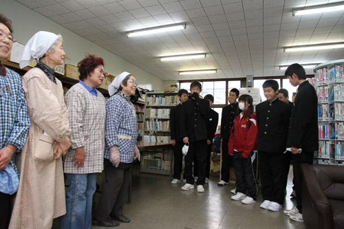 中学生と婦人会があいさつ