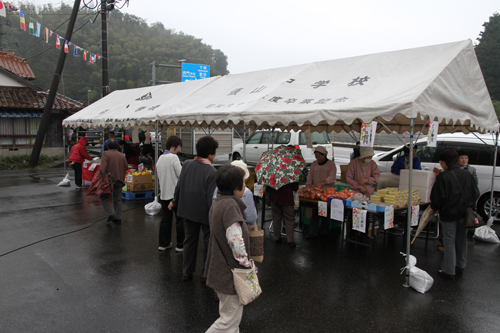 あいにくの雨の中、特産物販売も盛況