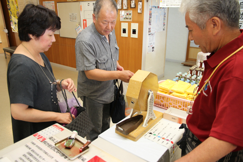 福引きを楽しむ来館者