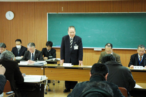 平成２２年度予算の概要を説明する南野市長