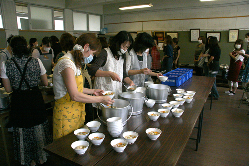 昔を思い出しながらの給食当番