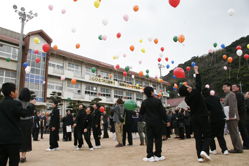 色とりどりの風船を放ち、学校に別れを告げた