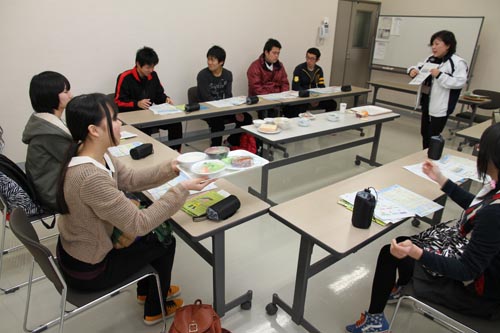 初めに座学で栄養について学ぶ