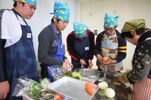 男子は食生活改善推進員のヘルプで料理