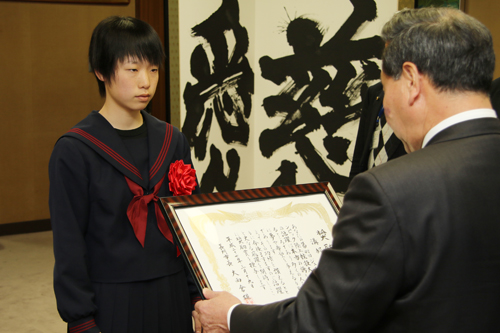 溝部さんに大西市長から賞状が渡される